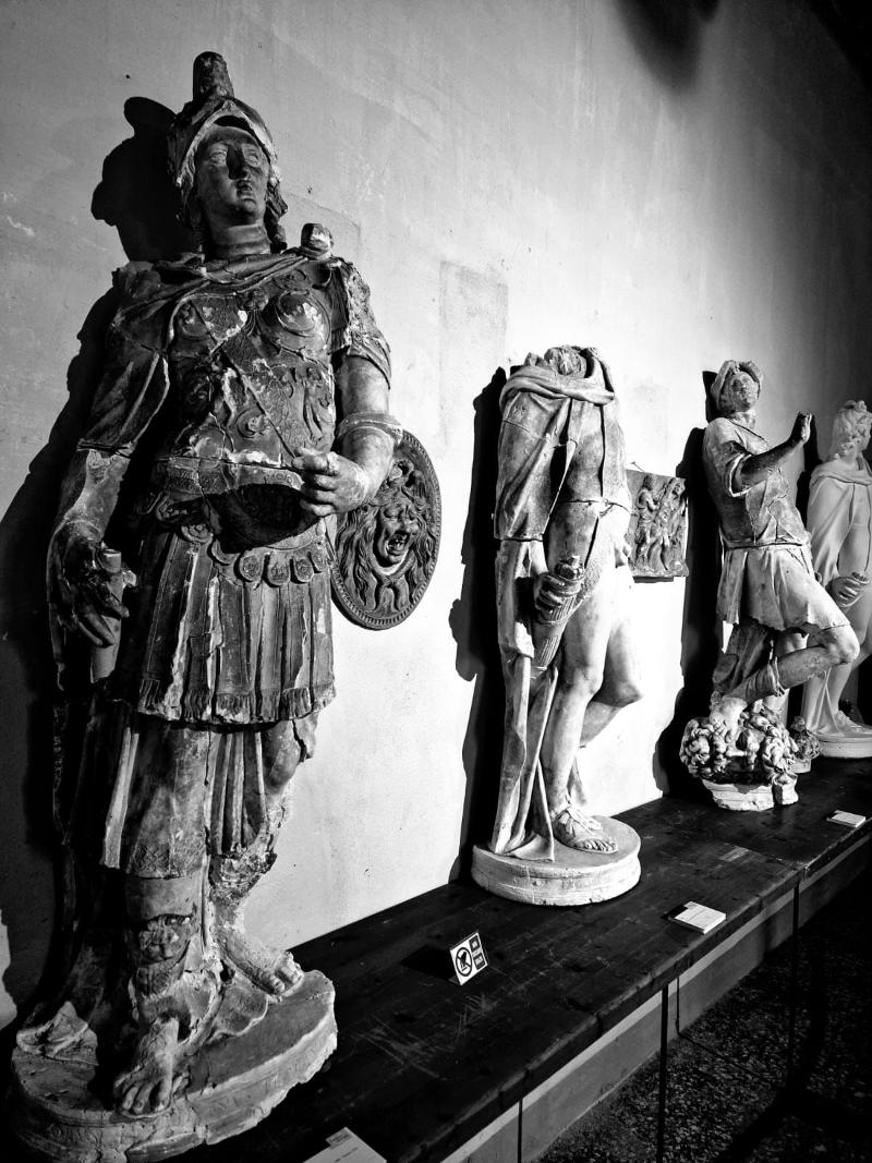 Particolari delle statue della fonderia Munaretti di Venezia esposte a Villa Giustiniani Tonon