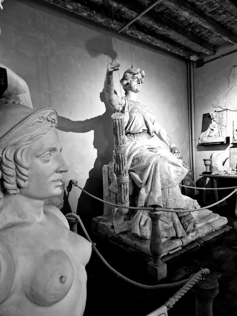 Particolari delle statue della fonderia Munaretti di Venezia esposte a Villa Giustiniani Tonon